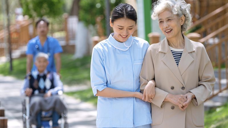 养老护理员面试时，需重点关注其是否具备以下资质：