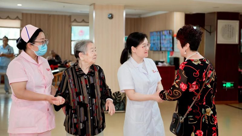 认知症照护：护理院与养老院有何不同？**