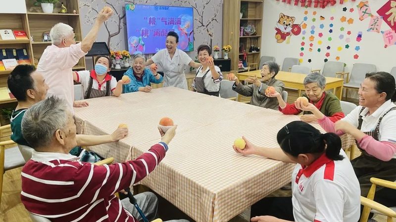 养老护理员床上洗头操作要点，保障失能老人舒适与安全**